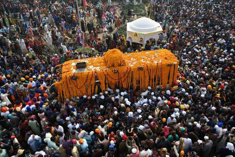 Indian Sikhs celebrate Guru Nanak's birthday in Pakistan