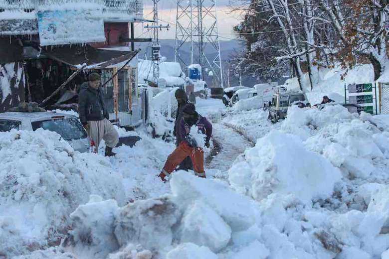At least 21 die in vehicles trapped by Pakistan snowstorm