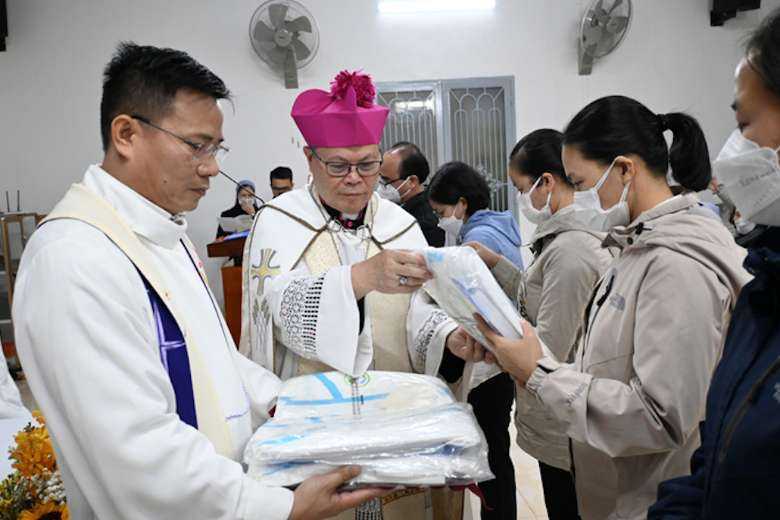 Catholic volunteers do God's work for Covid patients in Vietnam