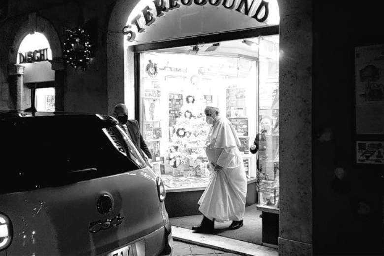 Music-loving pope visits Rome record store