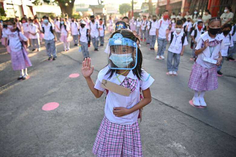 Manila suspends classes due to Omicron surge