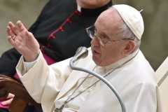 Alliance between young, old must be renewed, pope says