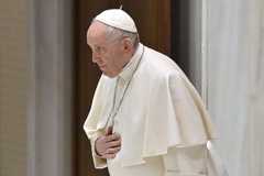 Pope phones Ukrainian archbishop, offers prayers