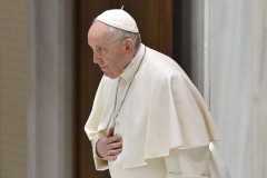 Pope phones Ukrainian archbishop, offers prayers