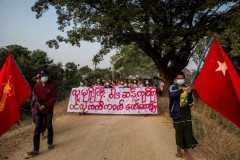 Online activists help Myanmar troops desert