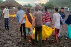 Huge wave kills 11 Indonesians during beach ritual 