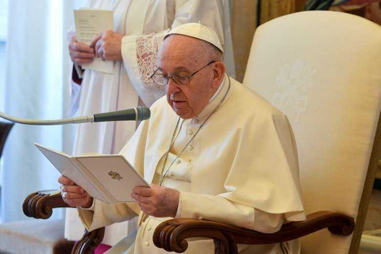 Church needs women saints, pope tells conference