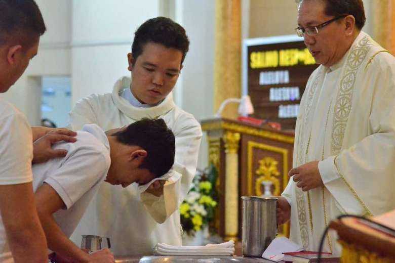 Filipina overcomes fears of the future to become Catholic