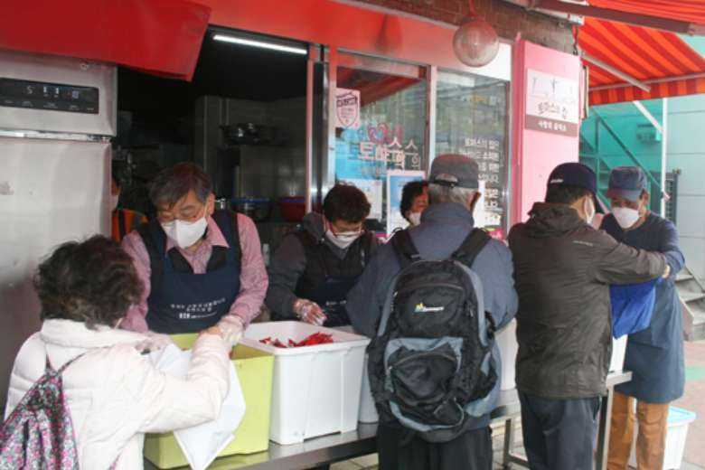 Fund shortage squeezes Korean Catholic free lunch center 
