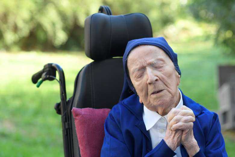 Continuez : une religieuse catholique française vise un nouveau record de longévité