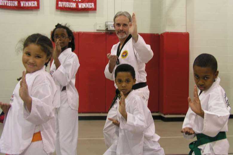 With martial arts, US priest helps students make body, mind, soul ...