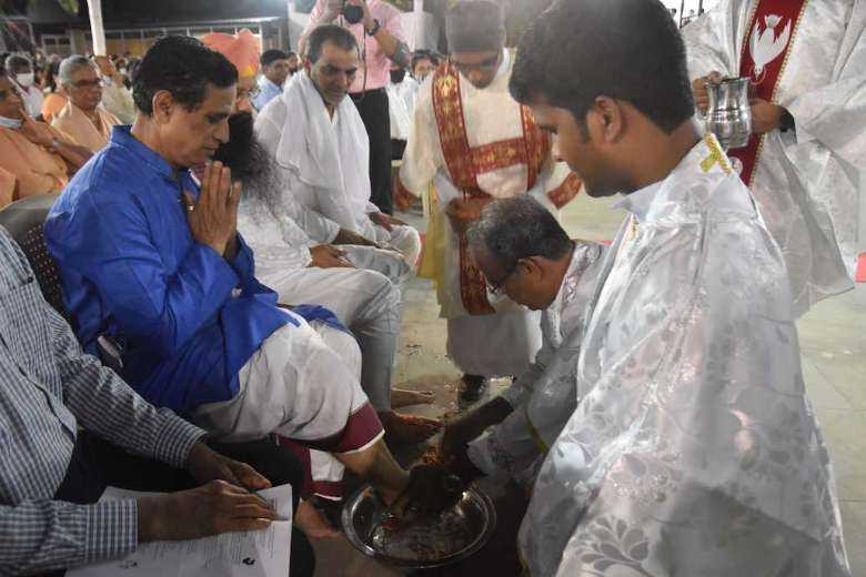 Indian religious leaders touched by foot-washing ritual 