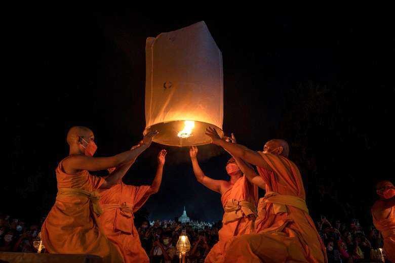 Indonesians celebrate Vesak at world's largest Buddhist temple