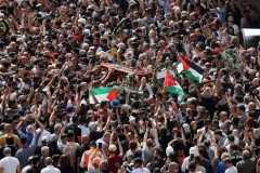 Israeli police attack pallbearers at Palestinian journalist's funeral