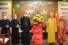 Vietnam bishops visit pagodas during vesak to promote harmony