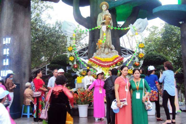 Marian devotees visit the National Shrine of Our Lady of La Vang in Vietnam's Quang Tri province. (Photo: UCA News)