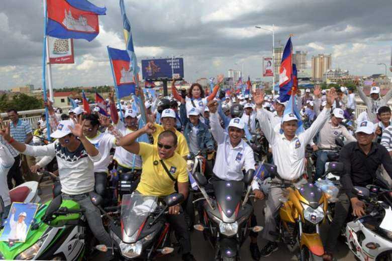 Supporters of the Cambodia National Rescue Party (CNRP) shout slogans in a rally on the last day of the commune election campaign in Phnom Penh on June 2, 2017