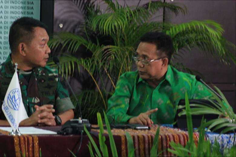 Reverend Gomar Gultom (right), chairman of the Communion of Churches in Indonesia, speaks with army chief of staff General Dudung Abdurachman on May 31 in Jakarta