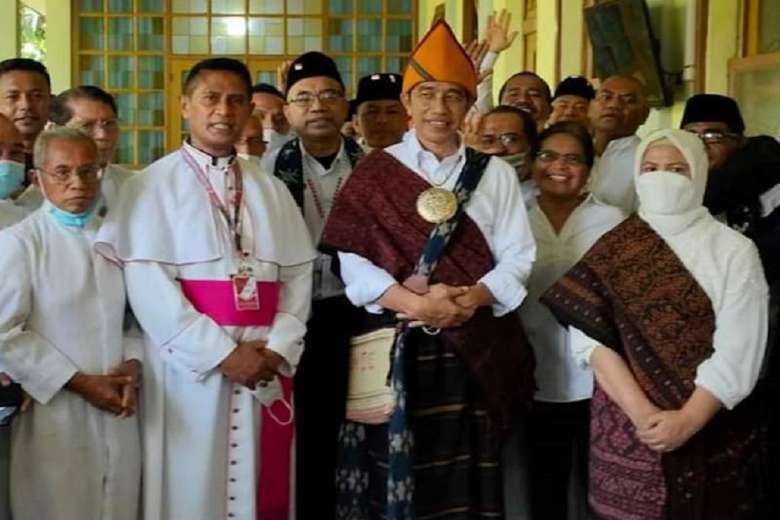 President Joko Widodo (second right), wearing local traditional costume, with Archbishop Vincentius Sensi Potokota of Ende (second left), priests, nuns and brothers at Serambi Sukarno after he led celebrations marking the anniversary of the introduction of the national ideology of Pancasila on Flores island on June 1