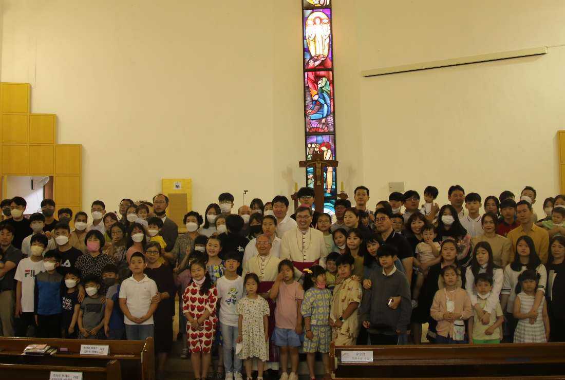 Archbishop Hyginus Kim Hee-joong of Gwangju with families and children after a Mass to mark the end of the Year of Amoris Laetitia Family on June 26