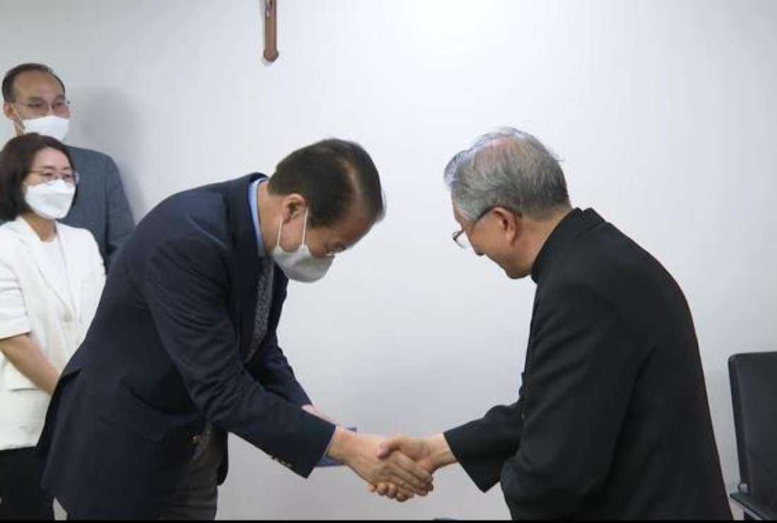 South Korean Unification Minister Kwon Young-se and Archbishop Hyginus Kim Hee-joong of Gwangju meet on June 21