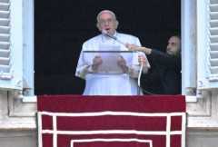 Pope Francis hears Myanmar people's 'cry of pain'