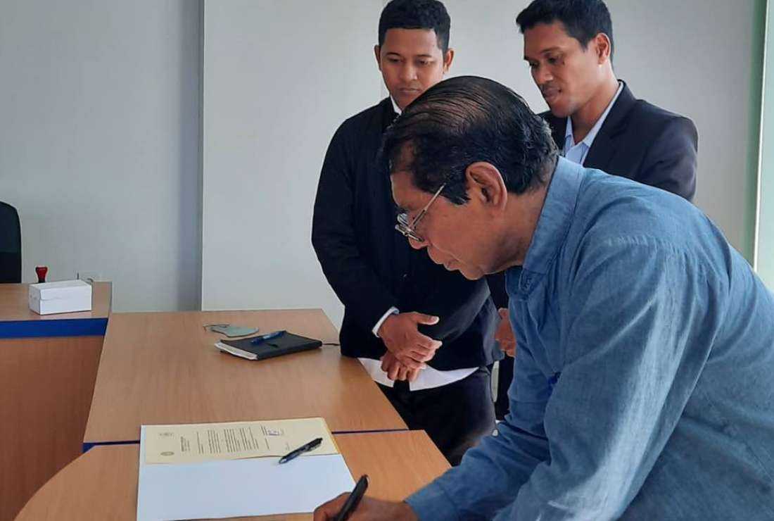 Divine Word Father Philipus Tule, rector of Indonesia's Widya Mandira Catholic University, signs an MoU between his institution and Timor-Leste's Instituto Filosofia e Teologia Dom Jaime Garcia Goulart on June 11