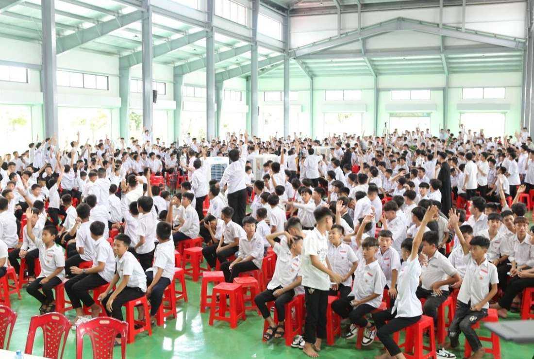 Vietnamese altar boys inspired by religious vocation