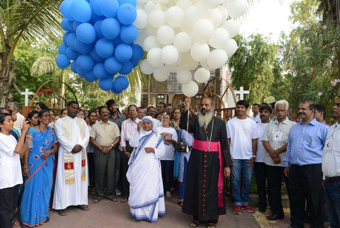 Archbishop Thomas Macwan (center) of Gandhinagar along with the Catholic faithful in western Gujarat state celebrate the canonization of Mother Teresa at St. Xavier's College Church campus, in Ahmedabad on Sept. 4, 2016