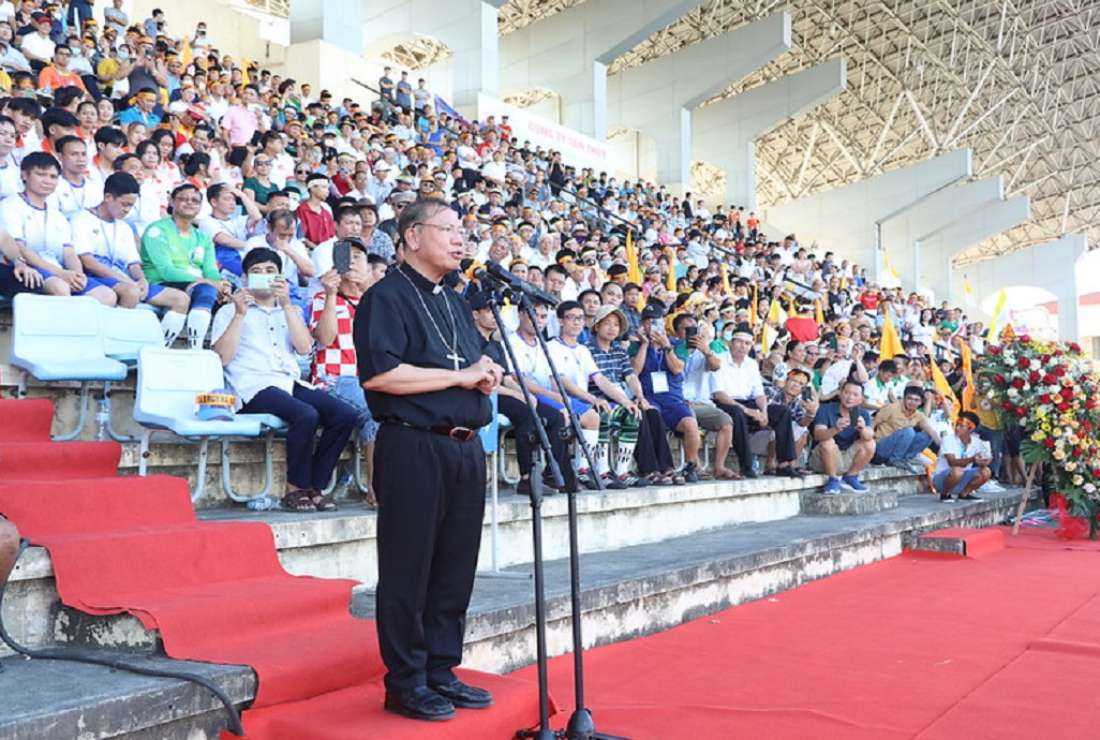 Le clergé vietnamien joue au football pour 