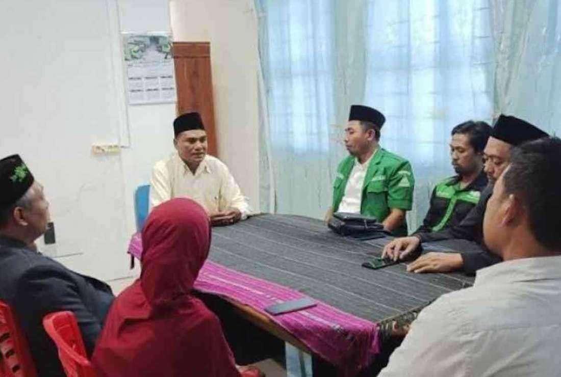 Haji Abdullah Inacio Antonio Soares, vice president of the government-recognized organization Timor-Leste Muslim Community (dressed in white and wearing a black cap) greets the officials from Nahdlatul Ulama at his office in Dili