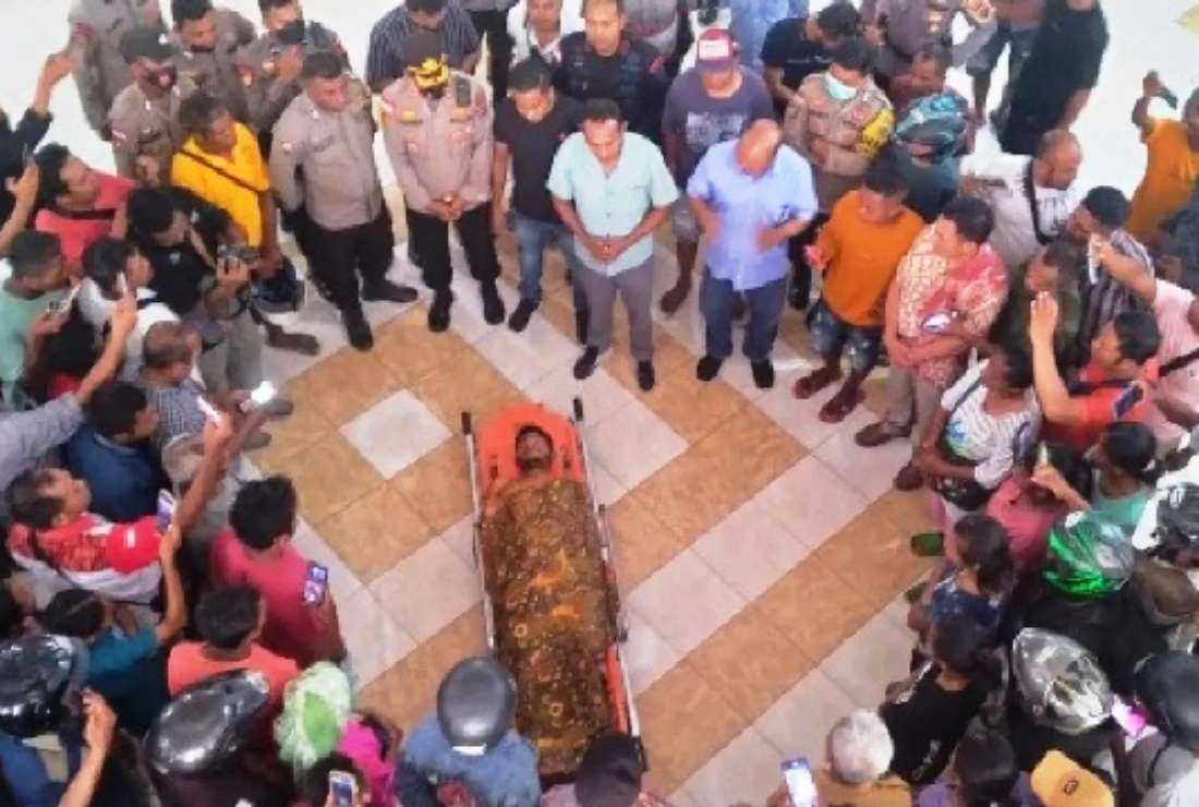 The body of a Catholic youth shot by the Indonesian police was placed at the police station as a civilian protest in Belu district, East Nusa Tenggara province