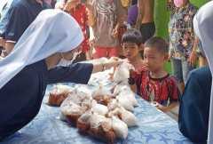 Catholic nuns feed poor in Thailand’s largest slum
