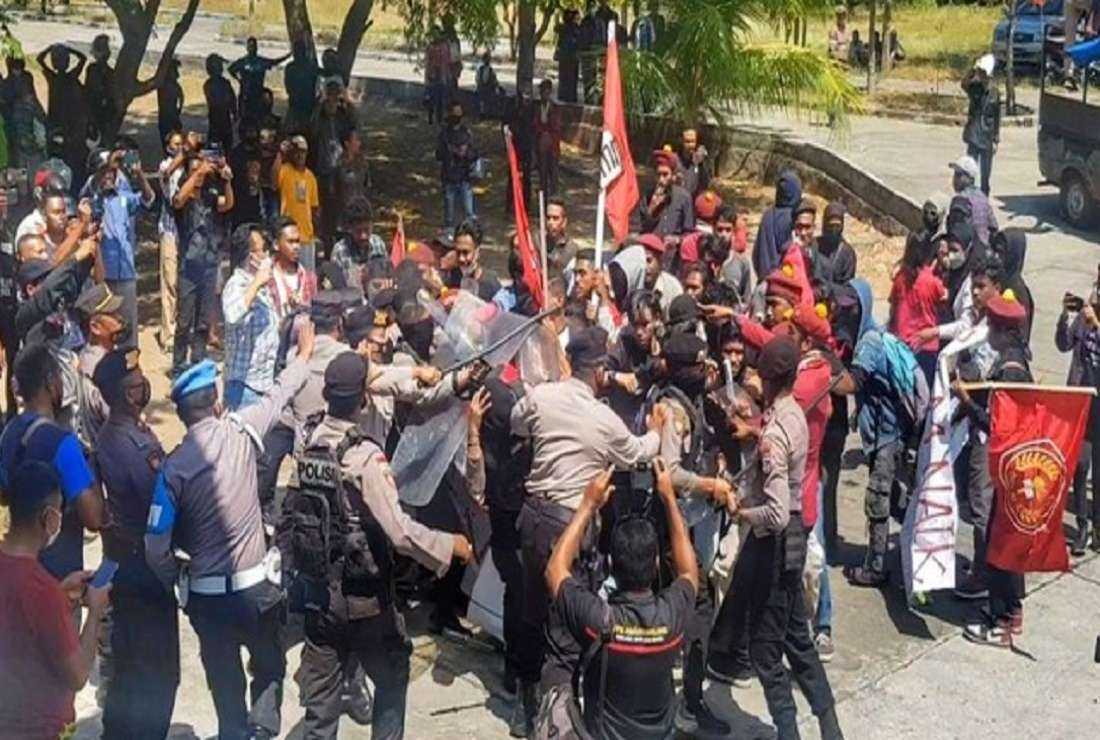 Protesters clash with security personnel during a rally by Catholic student groups in Flores, East Nusa Tenggara province on Sept. 6