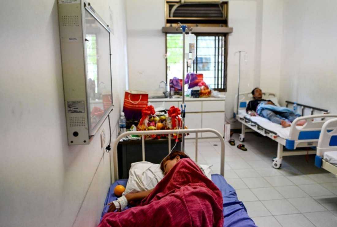 Chinese sinking survivors Huang Qian (left) and Zhu Pingfan lay on their bed at a hospital in Sihanoukville, southwestern Cambodia, on Sept. 24