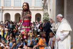 Welcome, support all migrants, pope says