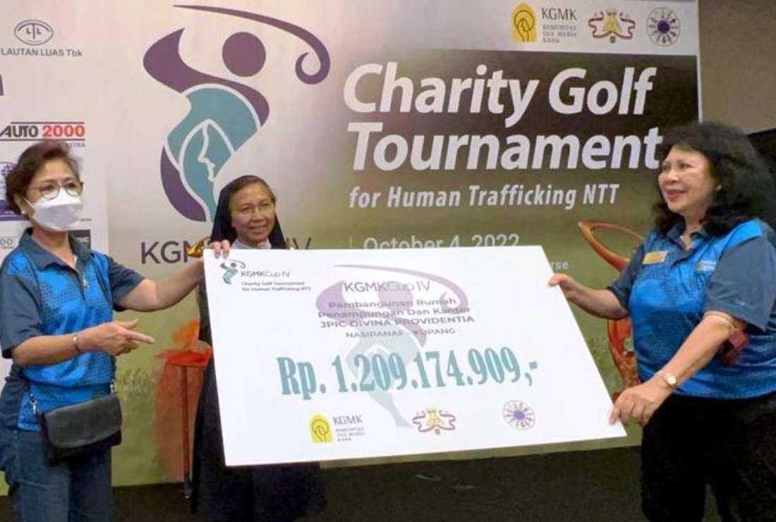Sister Laurentina Suharsih (center) who manages a shelter for victims of human trafficking in Indonesia's East Nusa Tenggara province receives a donation raised through a charity golf tournament by the Cana Marian Grotto Community and Sahabat Insan, on Oct. 4