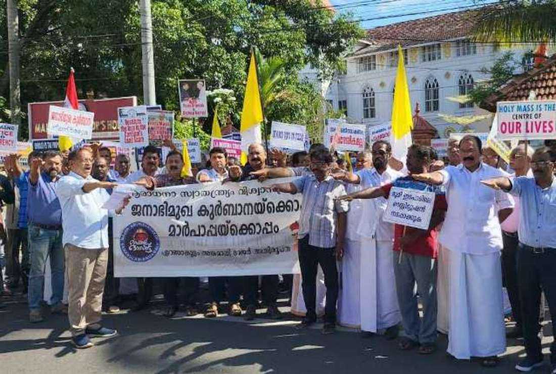 Lay people at the Ernakulam-Angamly archdiocese in the southern Indian state of Kerala on Oct. 16 take a pledge to not allow Arhcbihsop Andrews Thazhath, the apostolic administrator, to enter the Archbishop’s House accusing him of misleading the Vatican against their interest in a long-standing liturgical dispute