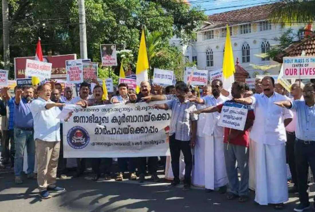 Lay people in Ernakulam-Angamly archdiocese in the southern Indian state of Kerala take a pledge to not allow Arhcbihsop Andrews Thazhath, the apostolic administrator, to enter the Archbishop’s House, on Oct. 16