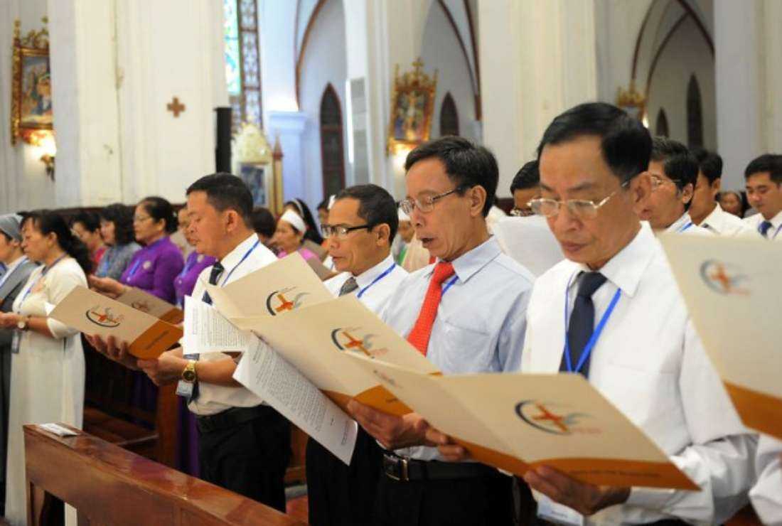 Participants swear allegiance to the Church at the opening ceremony of the Hanoi Archdiocesan Synod at St Joseph Cathedral on Nov 20