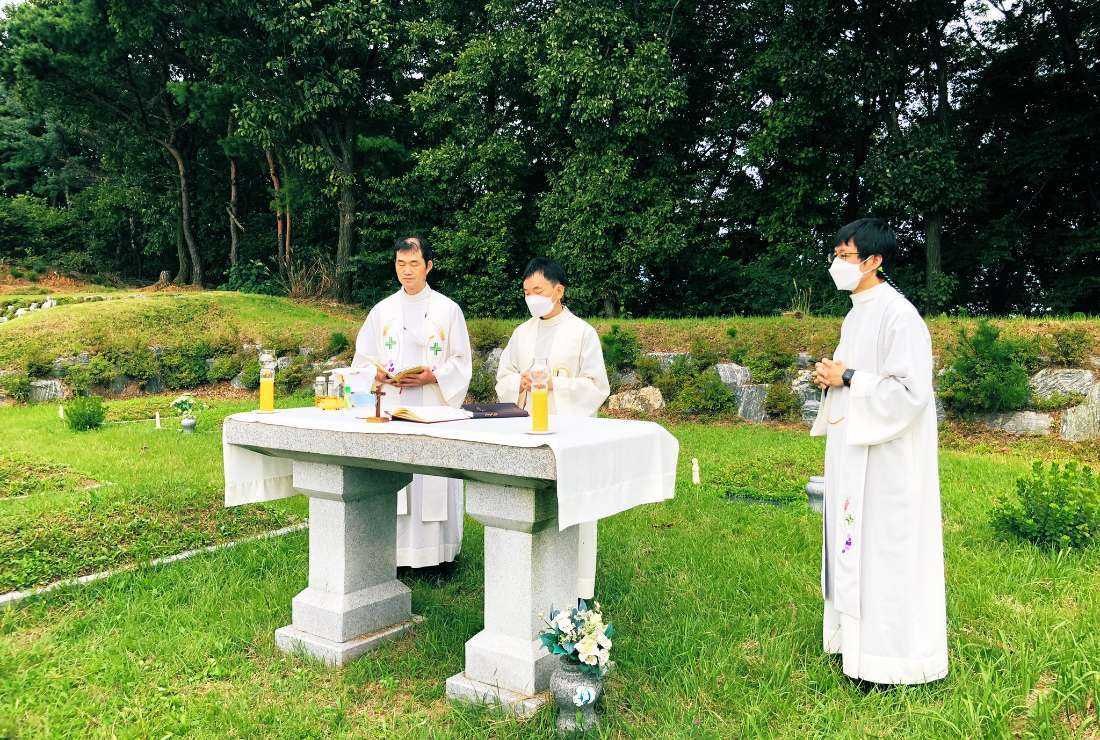 Jesuit priest offer a Mass at Yongjin Park Cemetery in Seoul in memory of late Jesuits