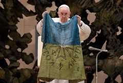 Pope admires courage, commitment of Ukrainians