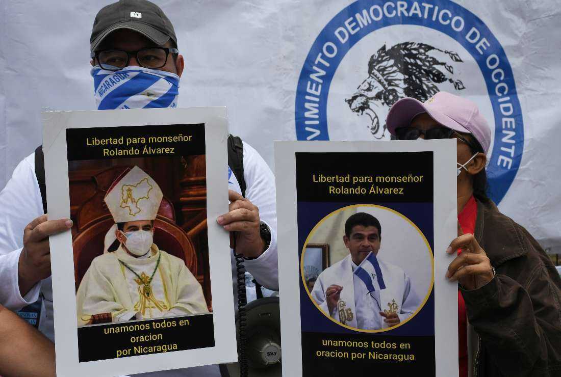 Nicaraguan citizens hold a demonstration in front of the Nicaraguan Embassy in Costa Rica to protest against the Nicaraguan government and the detention of Nicaraguan bishop and regime critic Rolando Alvarez, in San Jose, on Aug. 19