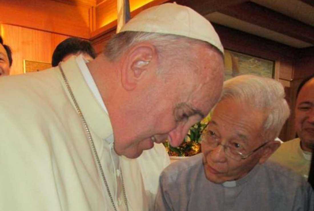 Filipino Jesuit theologian Father Catalino Arevalo (right) seen with Pope Francis during his apostolic visit to the Philippines in 2015
