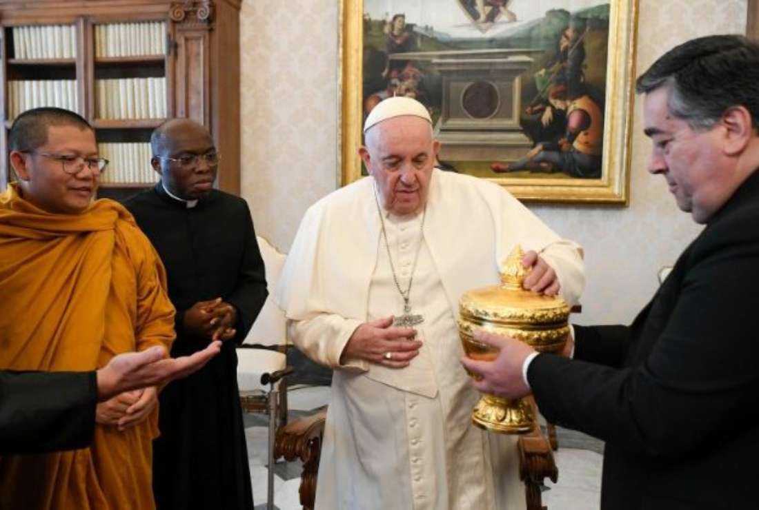 Pope Francis meets with Buddhists from Cambodia