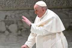 Pope clarifies remarks about homosexuality