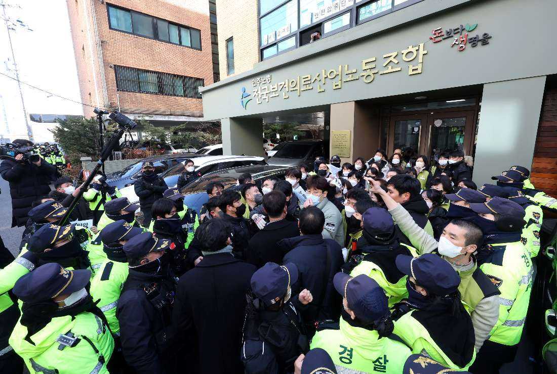 Labour group members struggle with police in front of the headquarters of the Korean Health and Medical Workers' Union (KHMU) of the Korean Confederation of Trade Unions (KCTU) in Seoul on Jan. 18, as South Korea's spy agency and police raid the country's main labor union group over alleged pro-Pyongyang activities