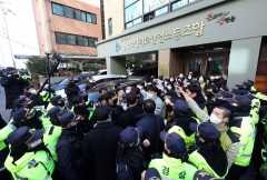 Seoul spy agency raids labor group over N. Korea ties