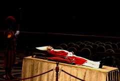 Thousands pay last respects to Pope Benedict