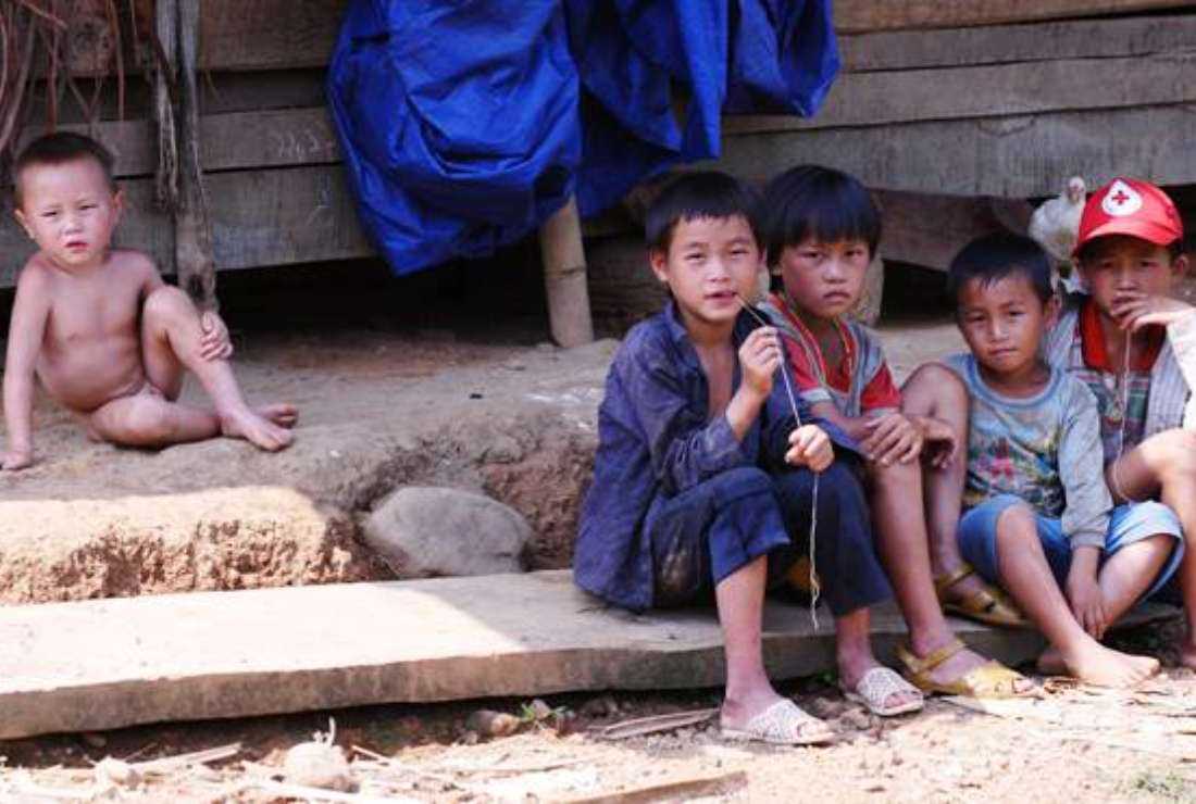 Vietnamese Catholics help Hmong kids survive cold 